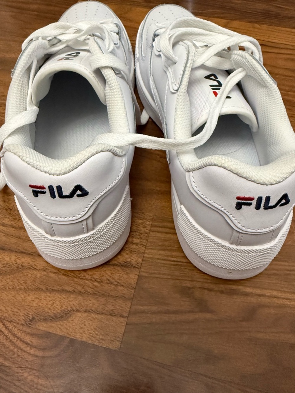 NWOB FILA White Low-Top Sneakers with Subtle Red & Navy Logo - Picture 4 of 4